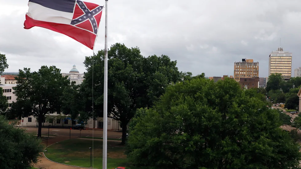 Mississippis flagga utanför delstatens Capitolium i Jackson. Arkivbild.