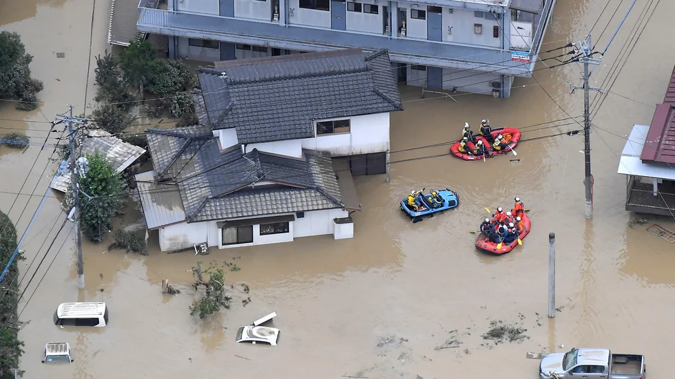 Husen stor under vatten i Hitoyoshi i Kumamoto i södra Japan.
