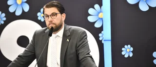 S är mellan restriktiva SD och M och generösa C