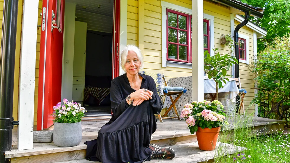 Lotta Barkhammar hyr ut sin lilla stuga på gården under hela året. Sommartid är det turister, resten av året är det en blandning av affärsresenärer och helgbesökare.