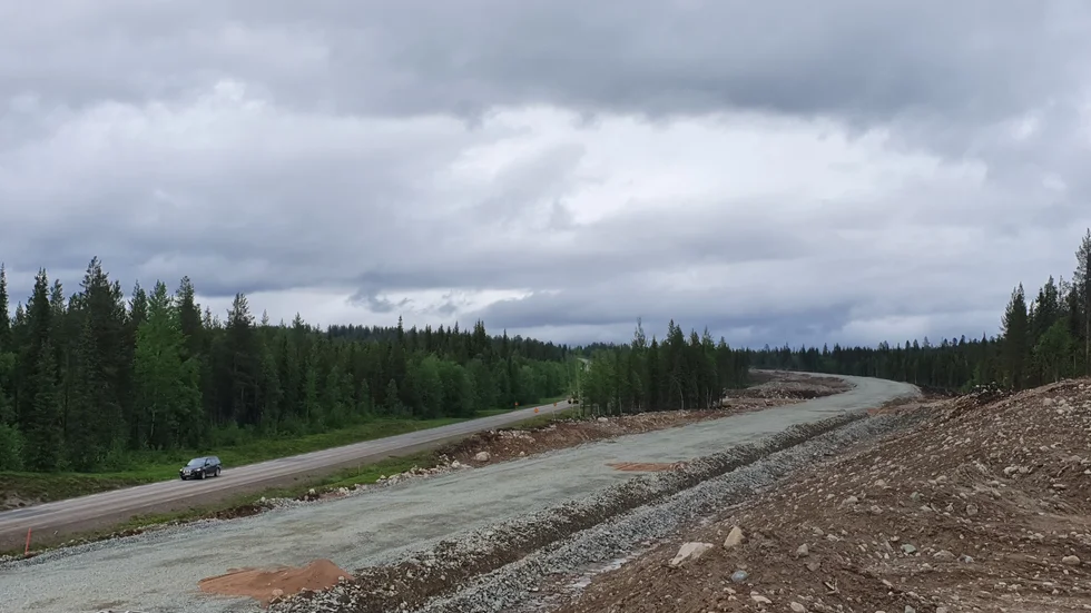 Den nya vägen kommer att leda trafiken uppför Muorjevaarabacken och väntas vara färdig i höst. 