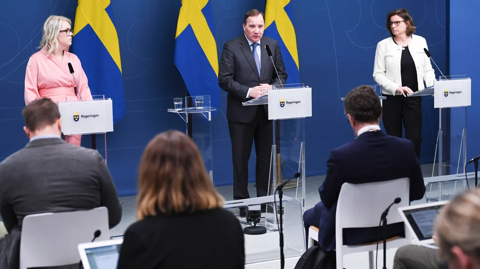 Socialminister Lena Hallengren (S), statsminister Stefan Löfven (S) och vice statsminister Isabella Lövin (MP) vid en tidigare pressträff om coronaviruset. Arkivbild.