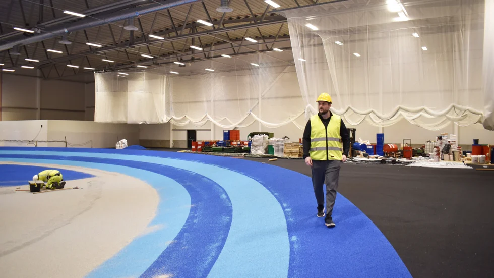 Niklas Viklund känner spänsten i löparbanorna. I bakgrunden syns näten som omgärdar tre kastområden.