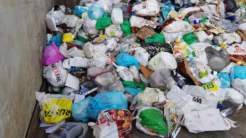 Gröna påsar skickas nu till process för att bli till biogas och biogödsel. 