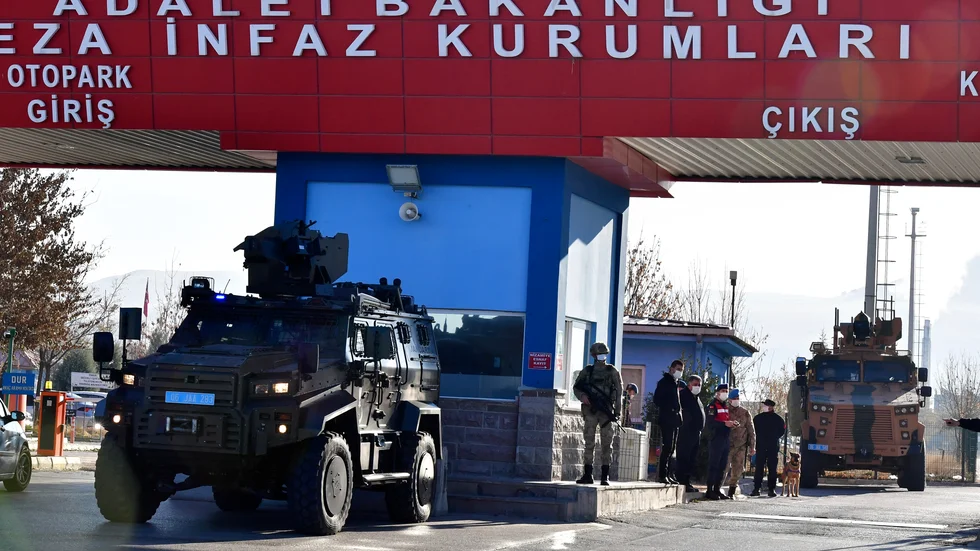 Poliser och militärer på vakt under torsdagen utanför domstolen där rättegången mot de totalt 475 åtalade ägt rum.