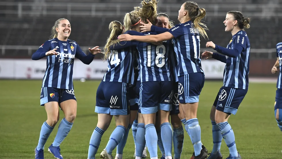 Djurgårdsjubel efter att damallsvenska kontraktet säkrats. Nu stärker laget upp offensiven med skyttedrottningen Hayley Dowd från Morön. Arkivbild.