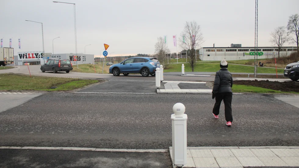 Den nyanlagda passagen för fotgängare som ska korsa riksväg 51 vid Viberga-rondellen, ser ut att fungera som det är tänkt.