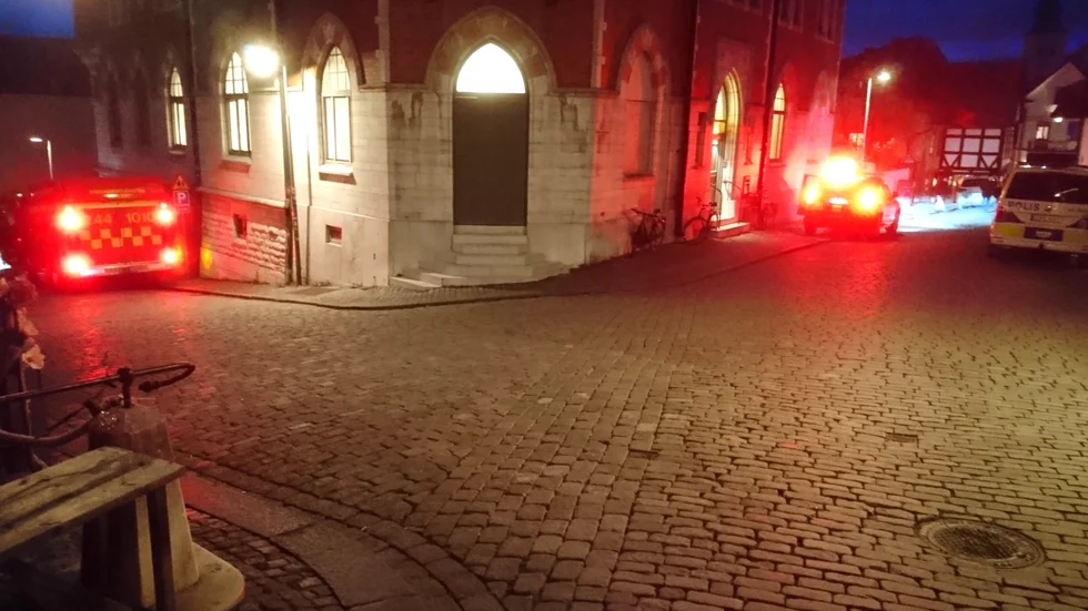 Två bilar från räddningstjänsten och en från polisen kom till platsen.