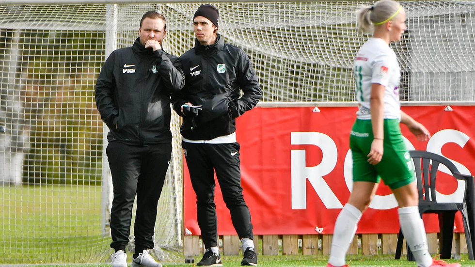 Fredrik Asplund, till vänster, slutar som huvudtränare och tar istället plats i Moröns sportgrupp. Fredrik Hillergren lämnar sin roll som assisterande tränare i damlaget.
