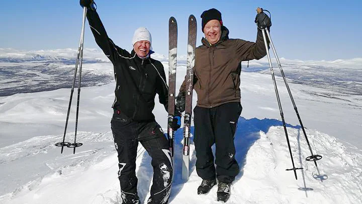 Två vana skidåkare på toppen av Pieljekaise, 1137 meter över havet. Det här var 2018 när Håkan Sundström och Gussar Blomgren tog sin 15:e vintertopp.

