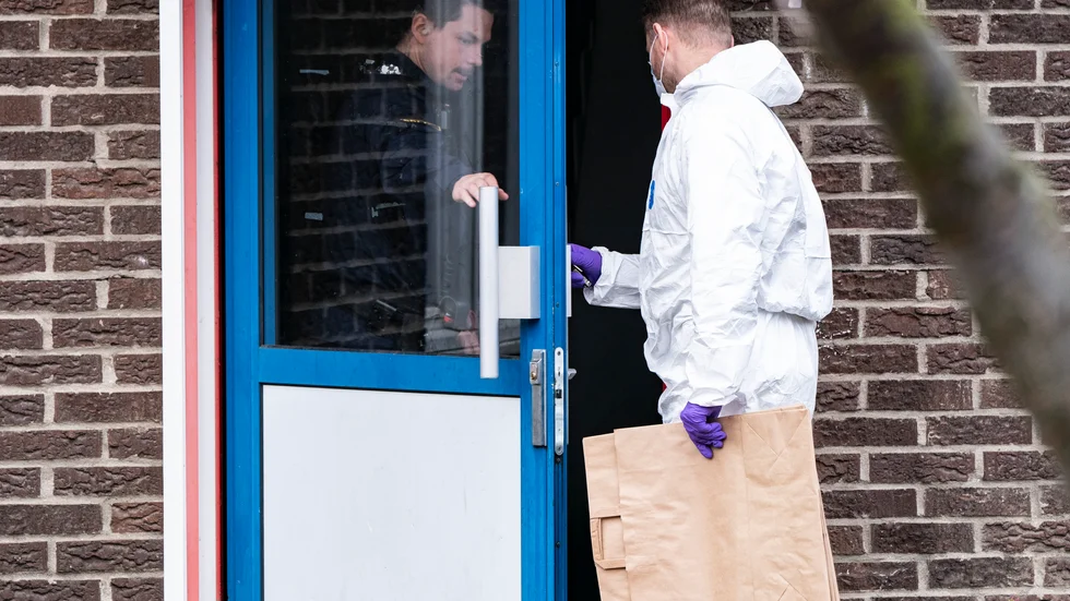 Polis och kriminaltekniker i Malmö efter en dödsskjutning på lördagsmorgonen.