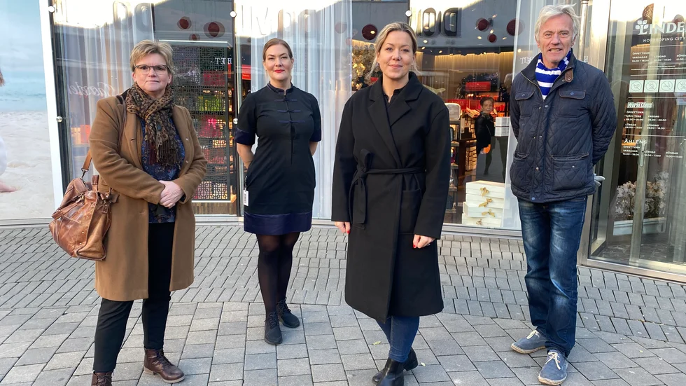  
Kommunen vill göra sitt för att stötta handeln. Här syns kommunalråden Karin Jonsson (C) och Reidar Svedahl (L) tillsammans med Thea Nyebölle, butikschef Rituals, och Emma Tördahl, centrumledare Lundbergs fastigheter.