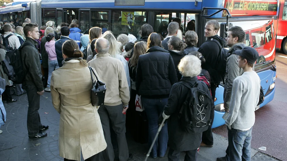Med en bättre samhällsservice skulle människor inte tvingas in till staden på överfulla bussar, skriver söndagens debattör i Folkbladet. 
