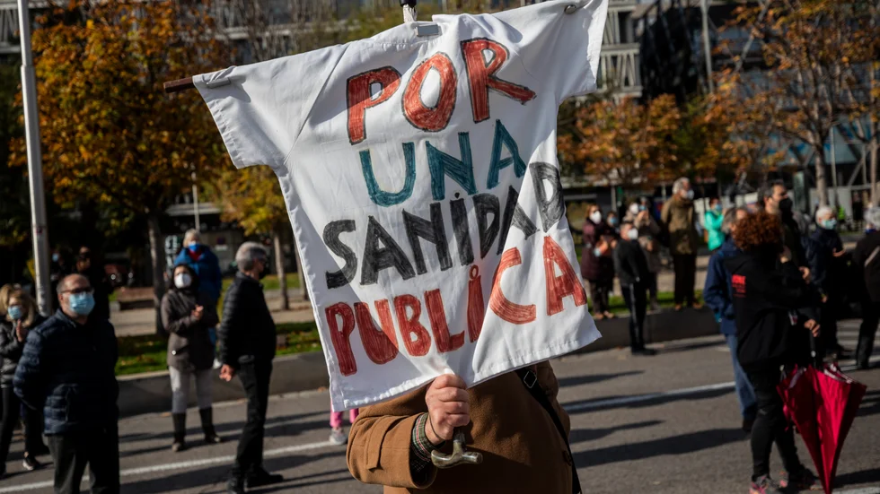 En demonstrant i Madrid drar en lans "för en offentligt vård" på söndagen.