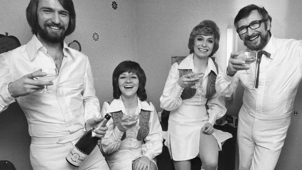 Medlemmarna i musikgruppen Family Four fr v: Pierre Isacsson, Agneta Munther, Marie Bergman och Berndt öst skålar i Champagne efter att ha vunnit mellodifestivalen för andra året i rad, i år med mellodin "Härliga sommardag" 1972.