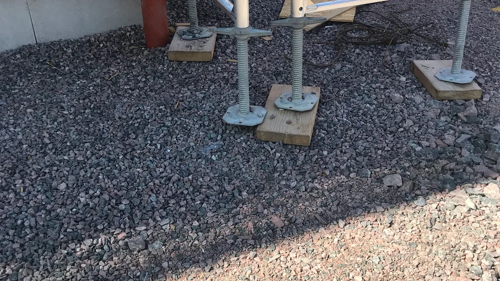 En Piteåbo i 30-årsåldern skadades allvarligt efter ett fall från en byggställning under måndagen. (Arkivbild)