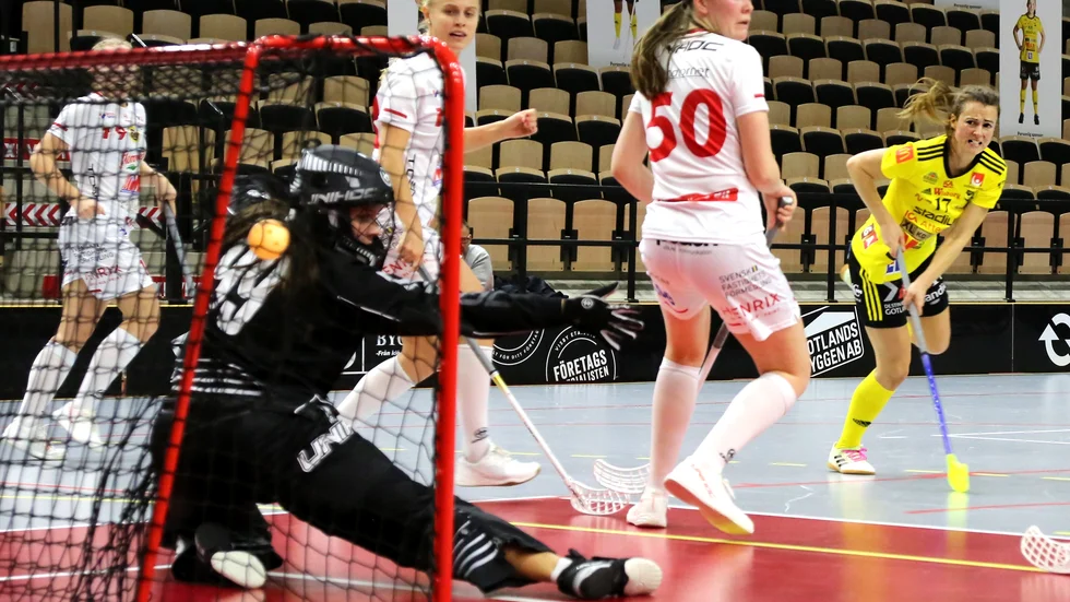 Anna Jakobsson borrar in ett av sina mål mot Jönköping.
