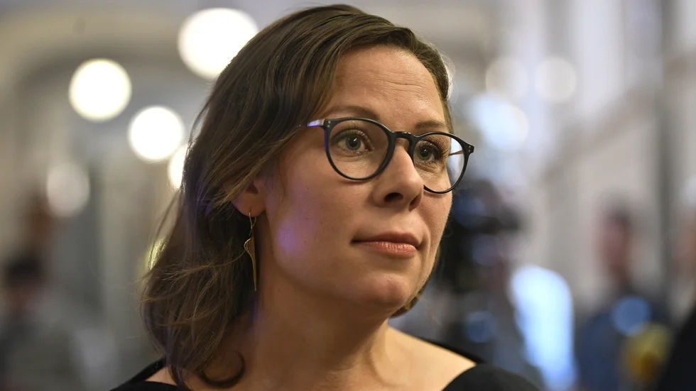 Maria Malmer Stenergard (M) och en majoritet i riksdagens socialförsäkringsutskott ber regeringen backa om lättnader i jobbkraven för asylsökande. Arkivbild.