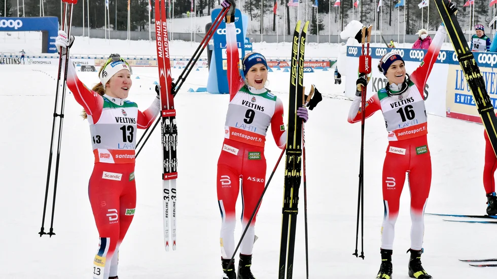 Norskorna firar efter succén i världscupcomebacken. Arkivbild.