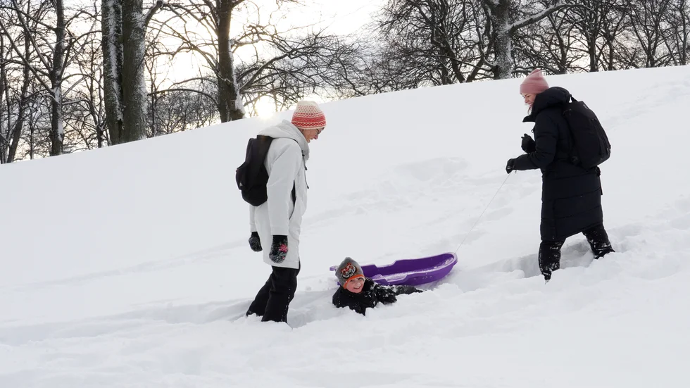 Mormor Karin Johansson, Hugo Eklöf och mamma Susanna Johansson passade på att åka pulka i Stadsparken i Västervik.