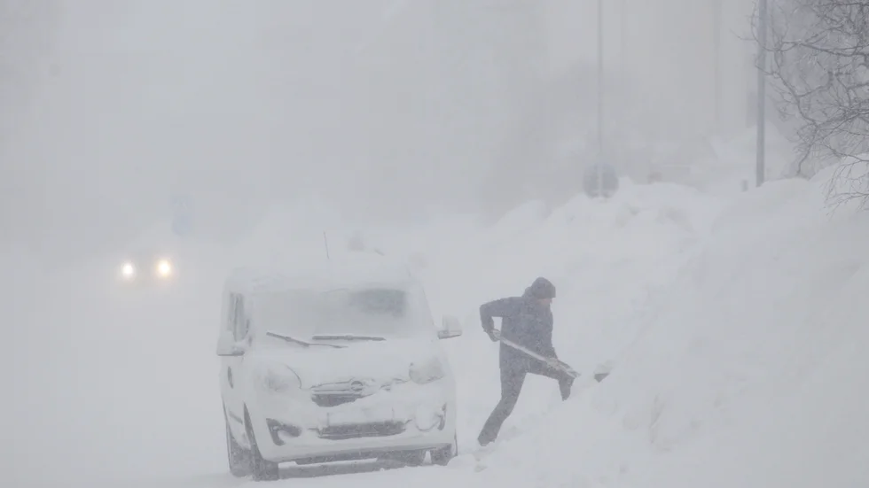 Fredagens snösmocka har orsakat stopp i trafiken på sina håll på fastlandet.