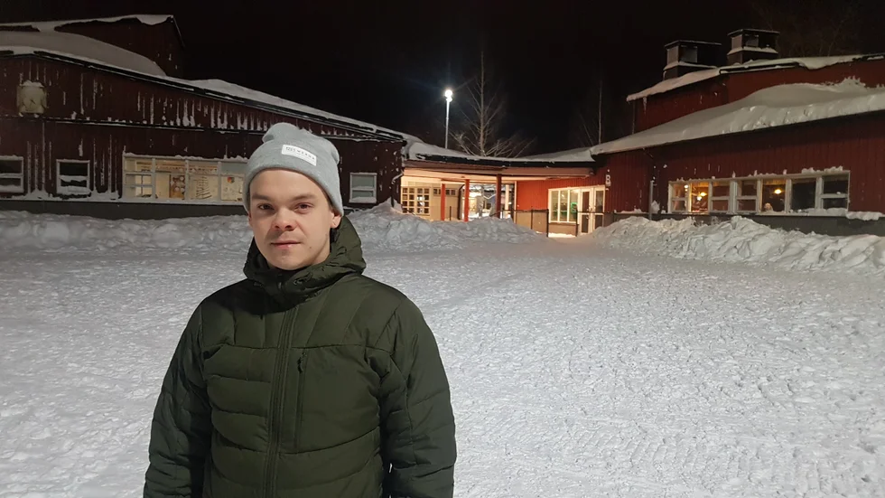 Alla är inte nöjda med lösningen. "Jag tycker att det känns hemskt att skicka lärare och barn dit smittan befinner sig", säger Christoffer Enback, förälder.