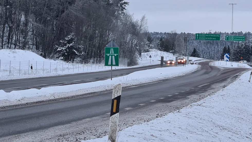 Den här lösningen när man kommer från E4, både från södergående och norrgående håll, ska ses över. 