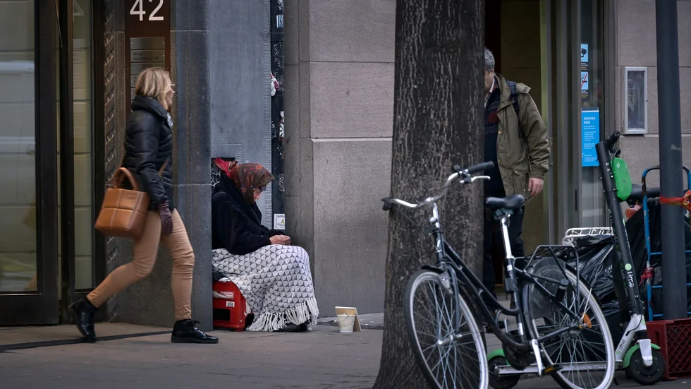 Kvinnlig tiggare vid Hötorget i Stockholm.