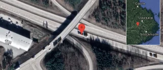 Lastbil stillastående på E18 - helt stopp i ett körfält