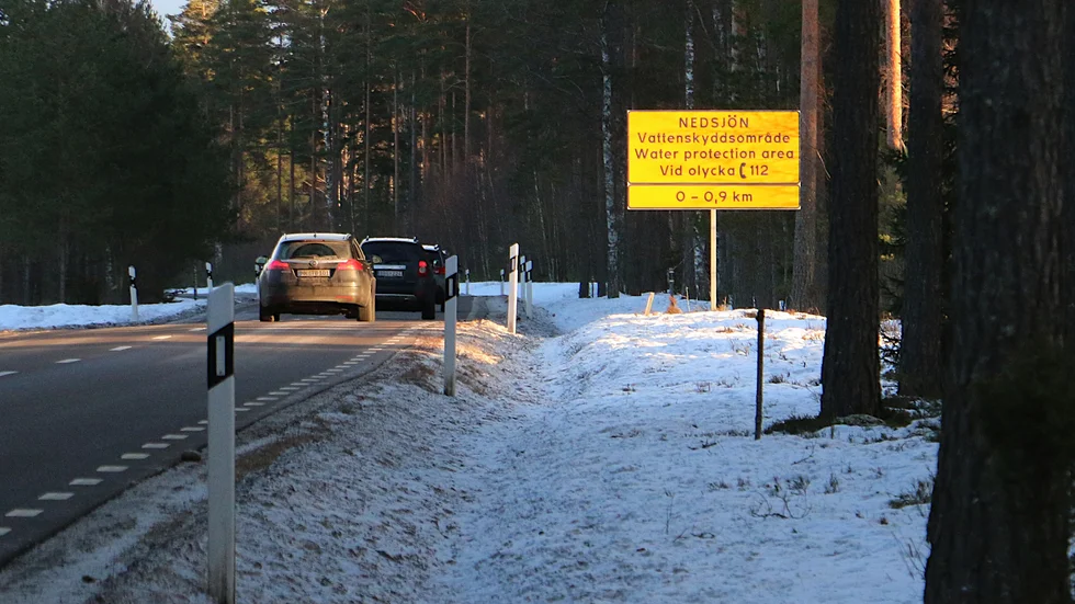Stora skyltar utmed Silverdalsvägen upplyser bilisterna om att det är ett vattenskyddsområde och att särskild försiktighet bör iakttas vid olycka. 