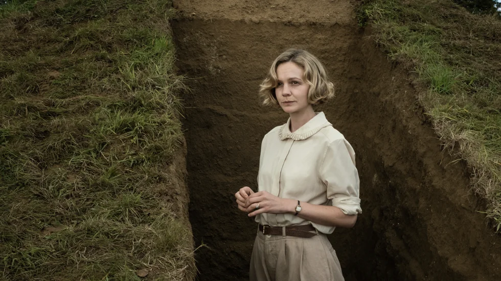 Änkan Edit Pretty (Carey Mulligan) är övertygad om att det ligger något storslaget begravt på hennes ägor i "The dig". Pressbild.