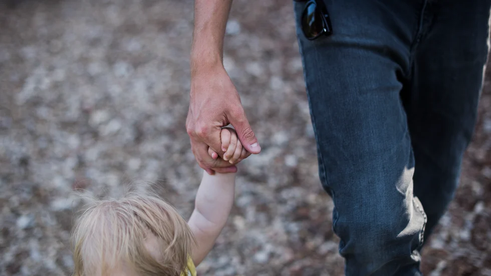 Regeringen utvidga kretsen av personer som kan ta ut föräldrapenning. Totalt ska 90 dagar kunna överlåtas till en annan försäkrad person. Det vill säga i princip vem som helst utan krav på koppling till familjen. 