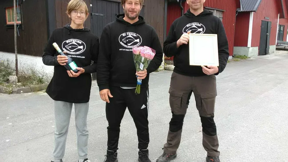 Föreningen Gutefisk tog emot Goda Gotlands matkulturpris i Herrvik på söndagen. Från vänster
Alexis Christiansson, Torgrim Christiansson och Johannes Klingvall.