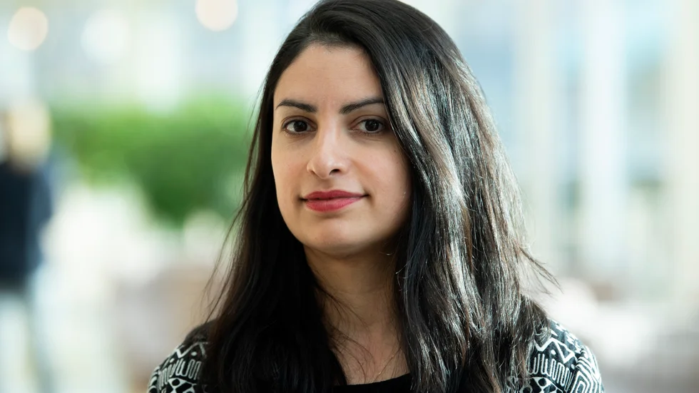 Vänsterpartiets tillträdande partiledare Nooshi Dadgostar (V) vill stoppa sänkningen av arbetsgivaravgifter för unga. Arkivbild.