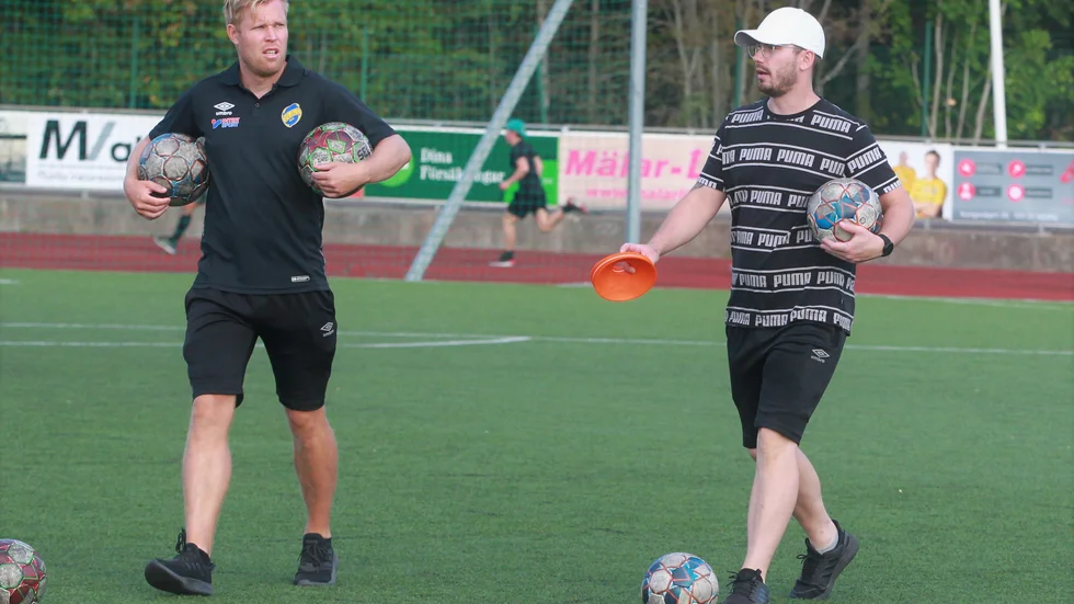 Daniel Friberg och Kenny Lundgren har lotsat upp MAI till toppen. Till helgen väntar match borta mot Boren, som vi sänder på sajten.