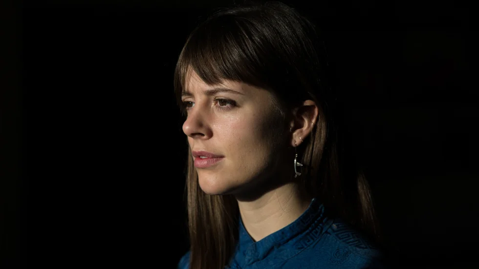 Louise Callaghan är född i Halmstad men uppvuxen i London. 2017 blev hon Mellanösternkorrespondent för The Sunday Times. Förutom svenska och engelska pratar hon franska, swahili, turkiska och arabiska och har genom hundratals timmars intervjumaterial pusslat samman berättelsen om Mosul zoo och de många människoöden som knyts till dess djur. 