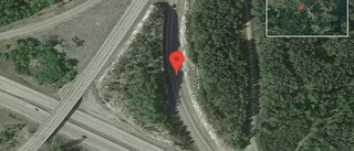 Personbil står still på väg 55 - orsakar problem i trafiken