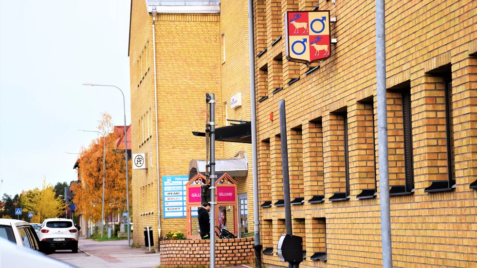 Läraren utreds för kränkande fotografering.