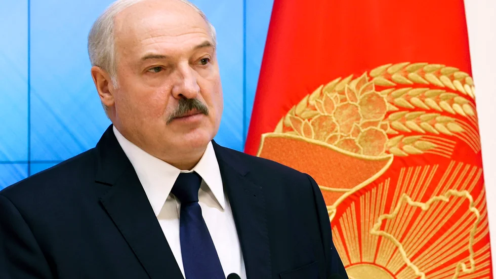 Belarus pressade president Aleksandr Lukashenko stänger gränserna mot flera grannländer.