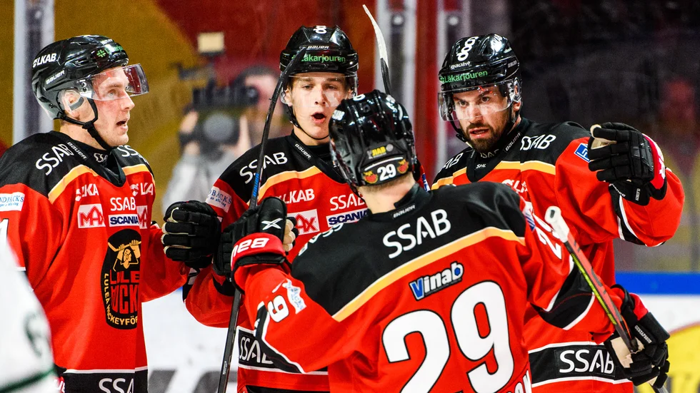 Juhani Tyrväinen, Nils Lundkvist, Erik Gustafsson och Niklas Olausson jublar efter Olaussons 2-0-mål för Luleå Hockey.
