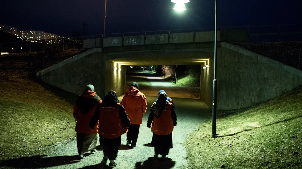 Nattvandringar bygger på ett frivilligt engagemang från vuxna. Tanken är att ungdomar ska kunna känna sig sedda och lyssnade på när fler människor finns runt omkring dem.