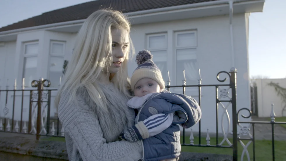 Gemma och hennes son Liam i Ellen Fiskes och Ellinor Hallins hyllade dokumentärfilm "Scheme birds".