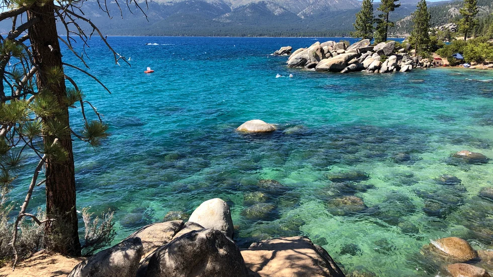 Lake Tahoe ligger på gränsen mellan Kalifornien och Nevada i USA.