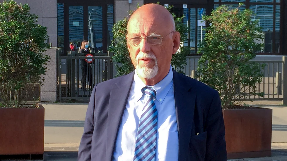 Hans Dahlgren (S) på väg in till tisdagens EU-ministermöte i Bryssel.