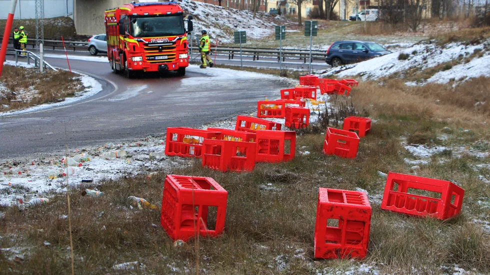 En lastbil hade tappat många backar, vilket stoppade trafiken på Söderleden mot Söderköping på onsdagsmorgonen.