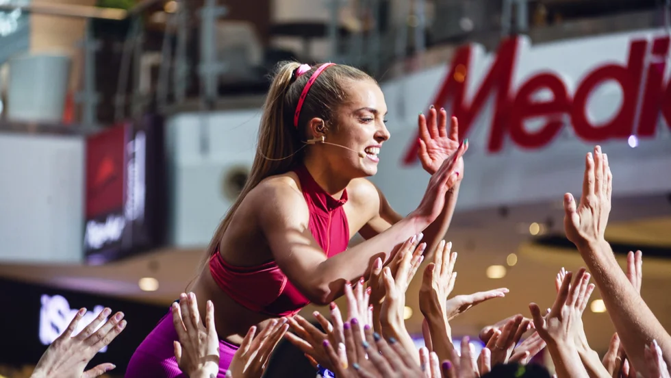 Träningsgurun och influencern Sylwia Zajac (Magdalena Kolesnik) är som lyckligast när hon får ta emot kärlek från några av sin 600 000 följare på sociala medier – en kärlek som helt fattas i hennes privata liv. Pressbild.