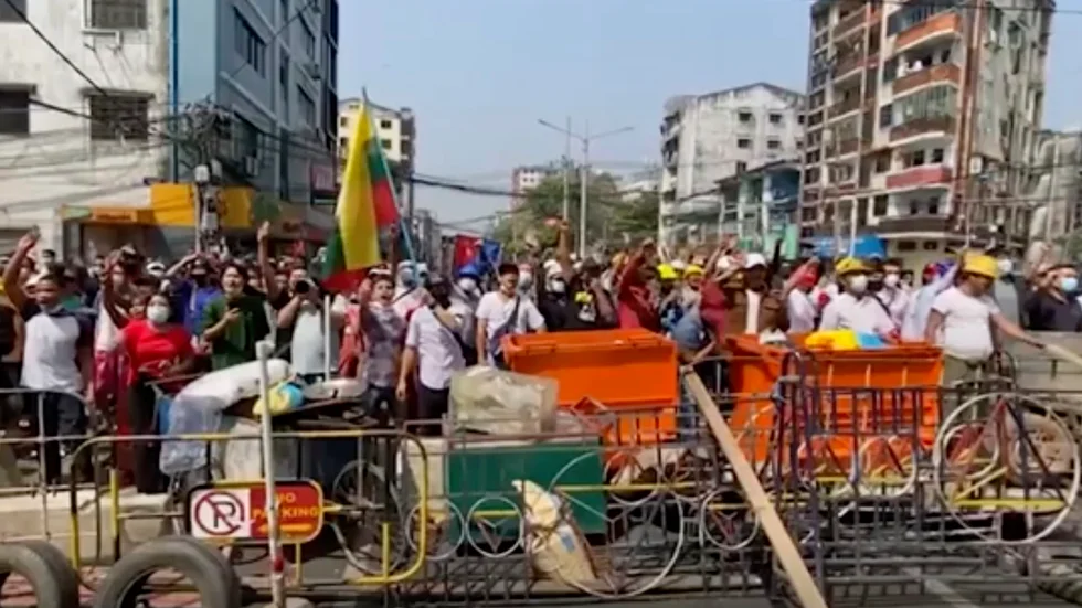 Demonstrationer mot Myanmars militärstyre i Rangoon.