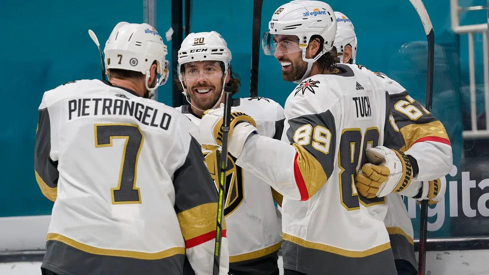 Vegas-spelarna firar ett av Alex Tuch (89) två mål mot San Jose.
