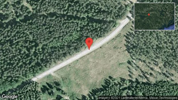 Fallna träd skapar problem i trafiken på väg 214