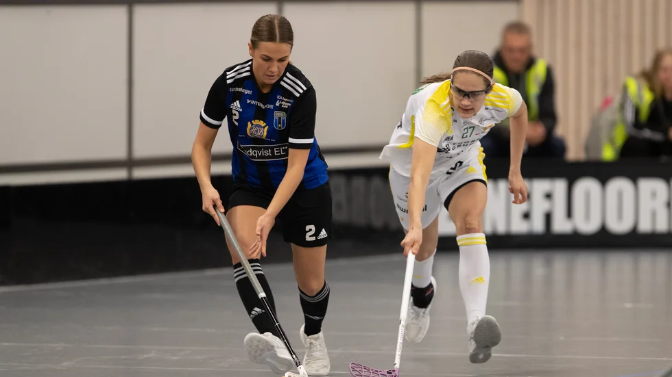 Jonna Vuontisvaara håller undan för sexmålsskytten (!) Oona Kauppi. 